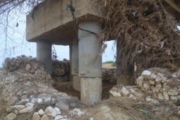 Trụ cầu ở Nghệ An phơi móng, rọ đá lộ thiên