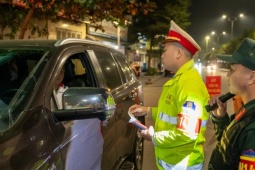 Lái xe vi phạm nồng độ cồn cố thủ trên xe, liên tục gọi ‘trợ giúp ’