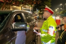 Lái xe vi phạm nồng độ cồn cố thủ trên xe, liên tục gọi ‘trợ giúp ’