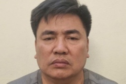 Người đẩy đại úy CSGT vào đầu xe tải từng nhốt công an xã trong nhà