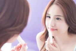 Môi khô không đơn thuần xuất phát từ thiếu ẩm như nhiều người vẫn nghĩ