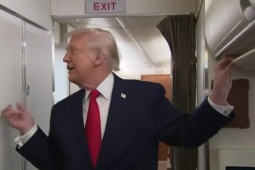 Ông Trump gặp tình huống hài hước trên Không lực Một