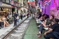 Chuyên gia chỉ ra gốc rễ của tình trạng lấn chiếm vỉa hè, lòng đường ở Hà Nội