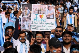 Hàng chục ngàn fan Ấn Độ chào đón Messi từ 1h30 sáng, mang biểu ngữ tôn sùng