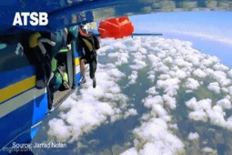 Khoảnh khắc thót tim khi vận động viên nhảy dù bị mắc vào đuôi máy bay