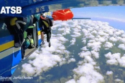 Khoảnh khắc thót tim khi vận động viên nhảy dù bị mắc vào đuôi máy bay