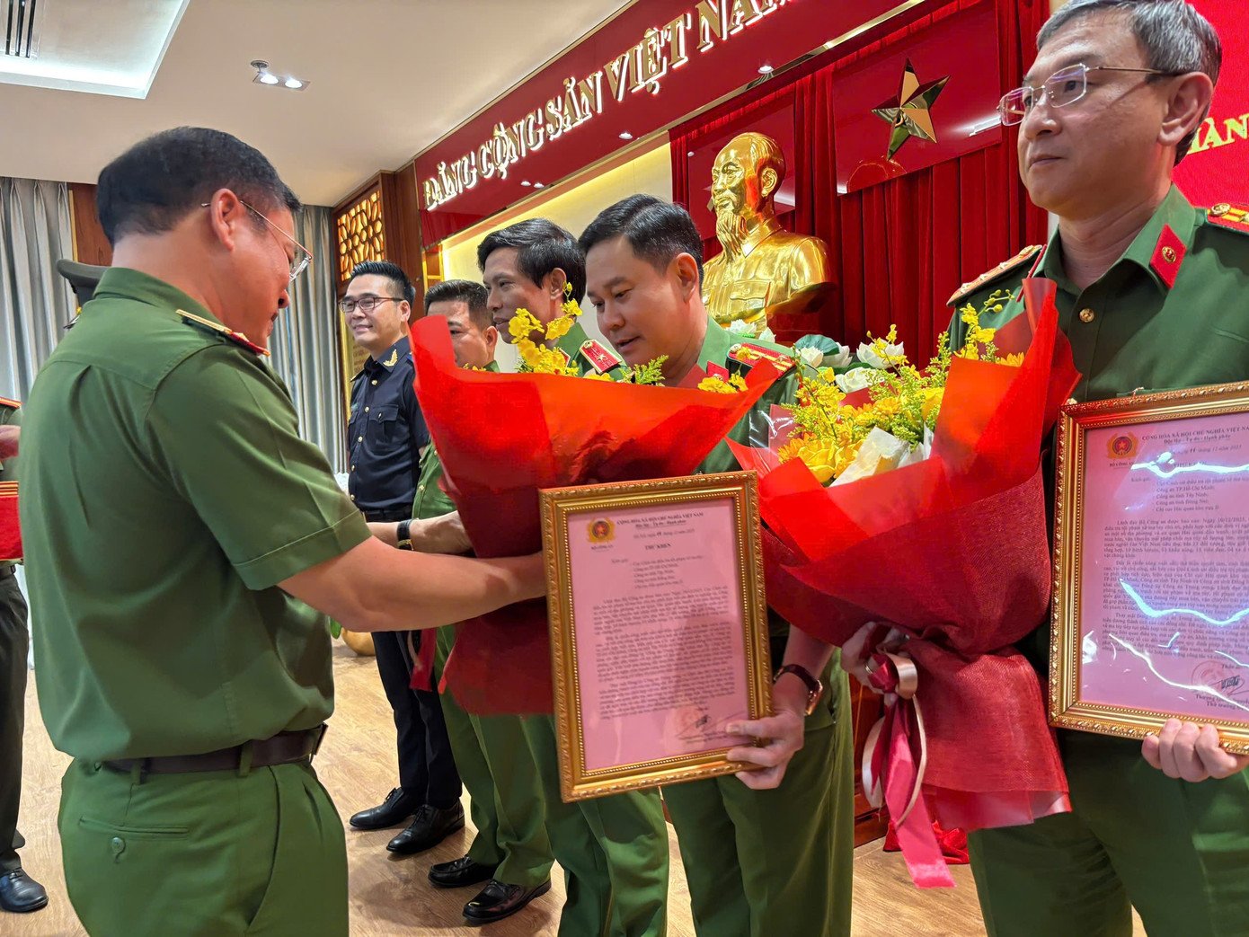 Thứ trưởng Bộ Công an Nguyễn Văn Long trao thư khen cho các đơn vị tham gia chuyên án.