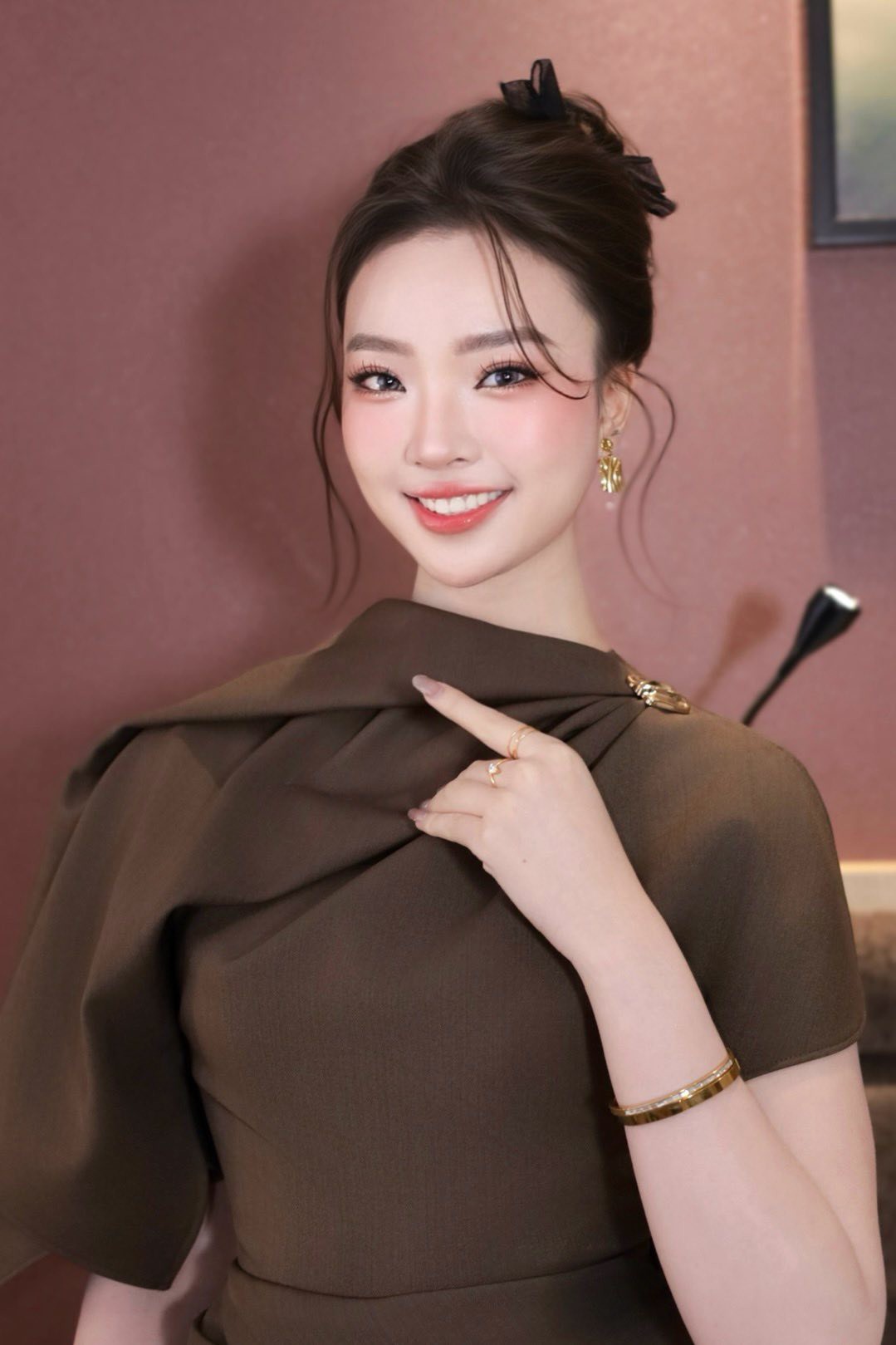 Hồng Duyên sinh năm 2004 đến từ Thanh Hóa. Sở hữu chiều cao 1m72, cô từng lọt Top 32 Hoa hậu Việt Nam 2024.