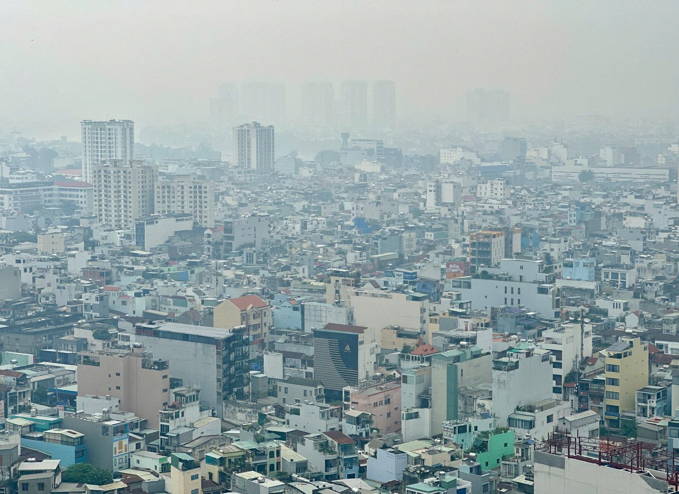 Nhiều nơi tại TPHCM xuất hiện sương mù dày đặc vào sáng 13/12. Ảnh: Duy Anh