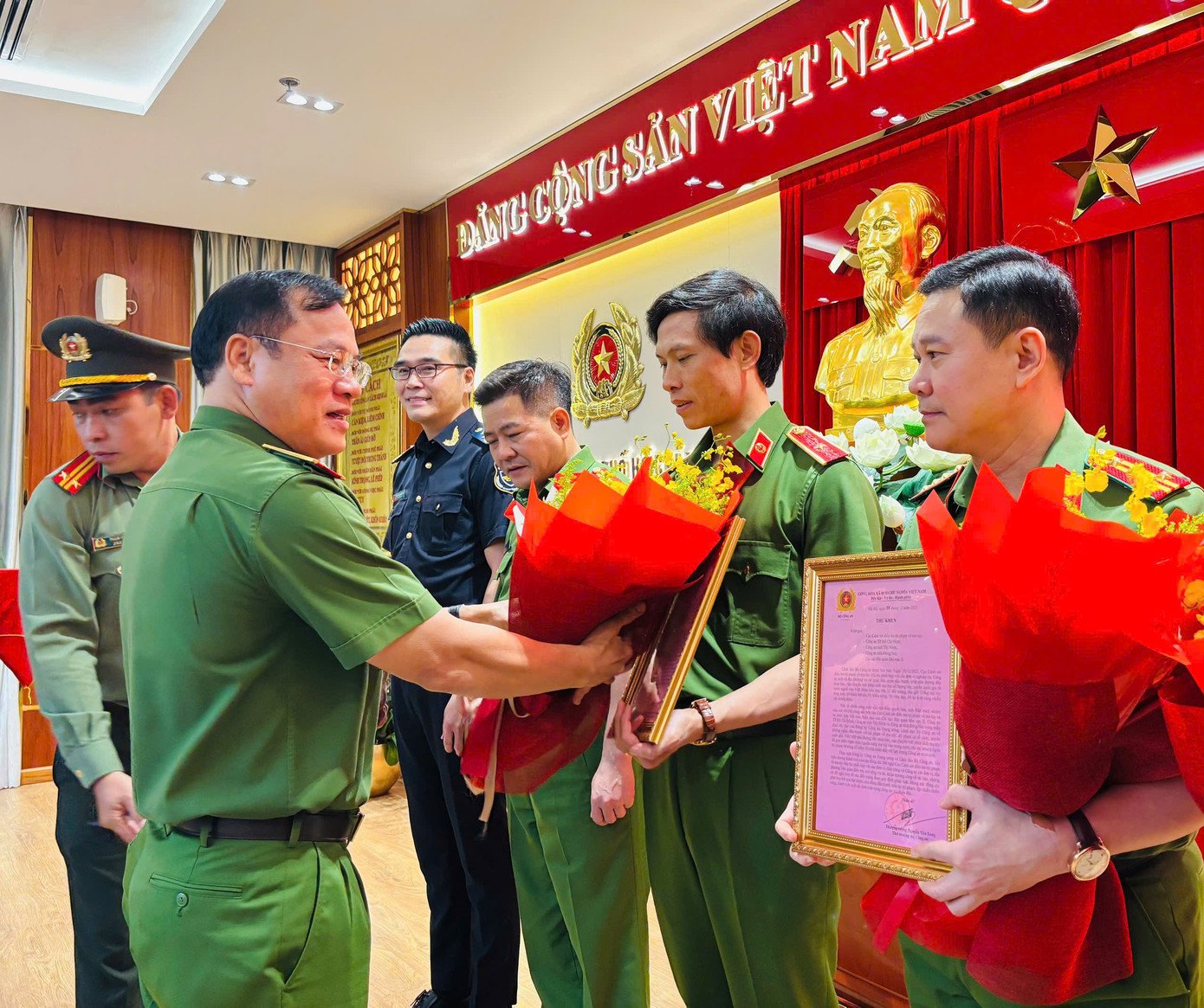 Thứ trưởng Bộ Công an Nguyễn Văn Long trao thư khen cho các đơn vị tham gia chuyên án.