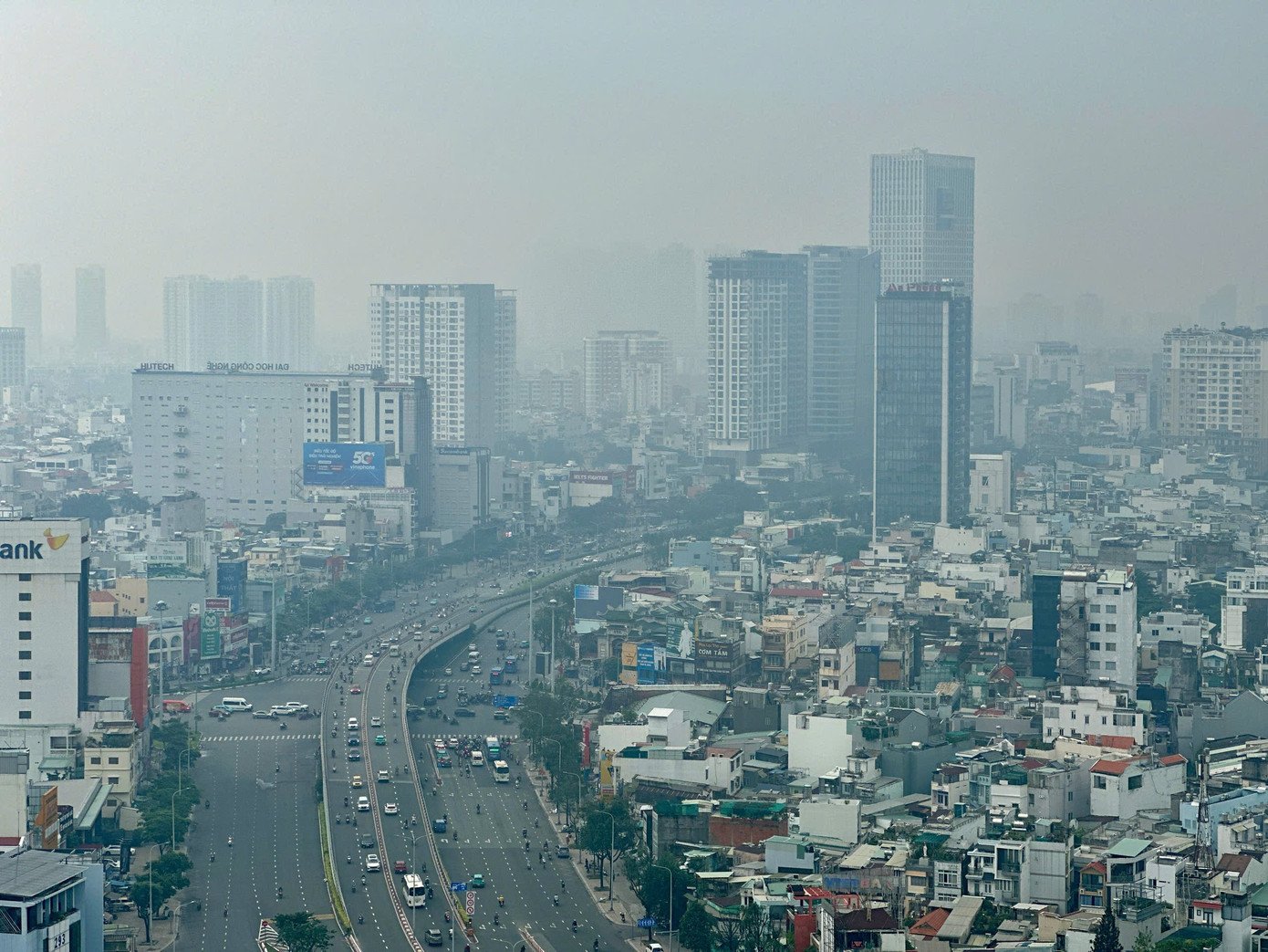 Nhiều nơi tại TPHCM xuất hiện sương mù dày đặc vào sáng 13/12. Ảnh: Duy Anh