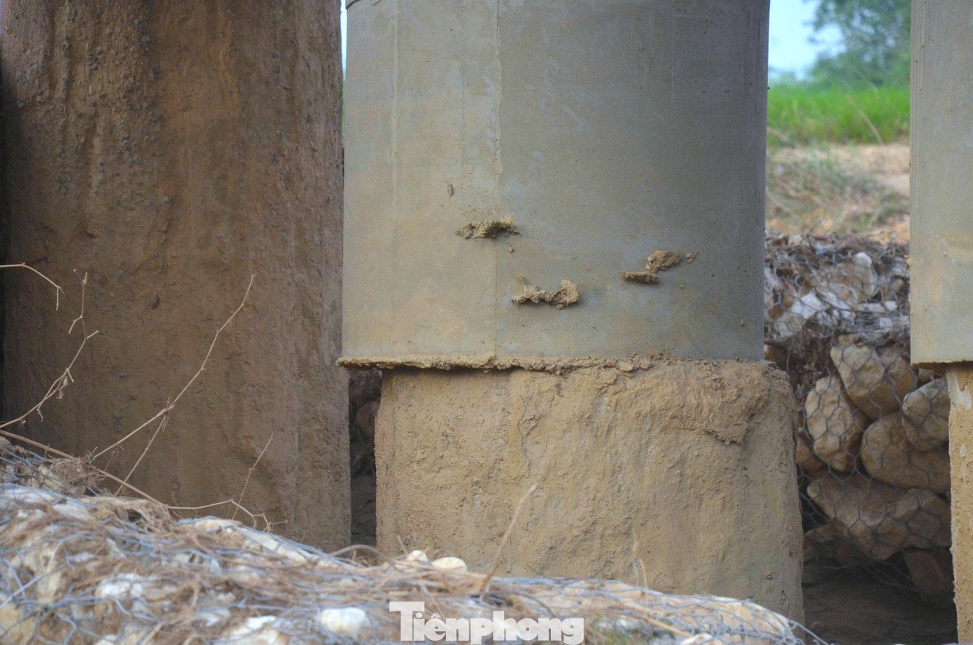 Ghi nhận tại hiện trường, nhiều trụ cầu đã xuất hiện tình trạng lộ móng hoàn toàn, rọ đá bảo vệ quanh chân trụ bị xói lở, trôi dạt về phía hạ lưu. Một số trụ còn lộ rõ lớp bê tông đã được vá sửa, khác màu và độ nhẵn so với phần kết cấu ban đầu.