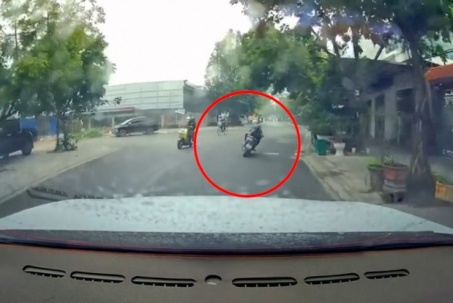 Clip: Học sinh đi xe máy vượt ô tô rồi đánh võng liều lĩnh và cái kết