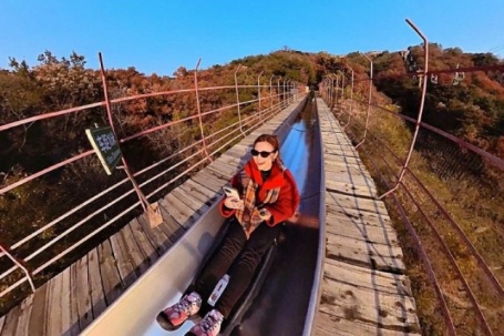 Khách Việt ghé Vạn Lý Trường Thành ngắm lá vàng lá đỏ, xuống núi bằng...