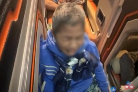 Thực hư chuyện bà lão khóc nức nở trên xe khách vì bị con gái bỏ rơi