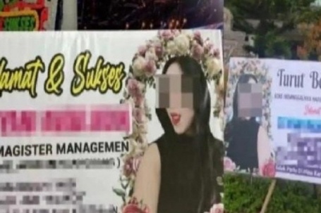 Người vợ đặt tấm biển 'tiểu tam' tại lễ tốt nghiệp gây xôn xao mạng xã hội