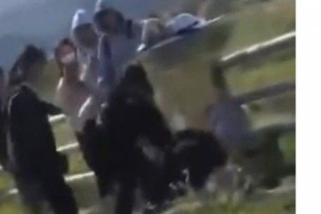 Mâu thuẫn trên Facebook, nữ sinh lớp 10 bị nhóm nữ sinh lớp 8 đánh hội đồng