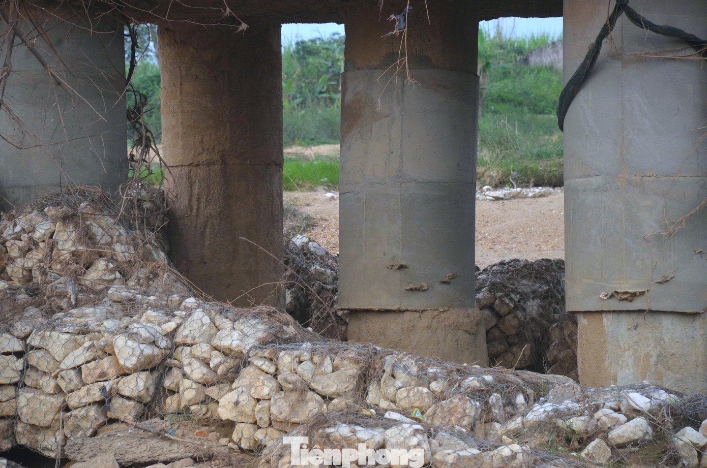 Ghi nhận tại hiện trường, nhiều trụ cầu đã xuất hiện tình trạng lộ móng hoàn toàn, rọ đá bảo vệ quanh chân trụ bị xói lở, trôi dạt về phía hạ lưu. Một số trụ còn lộ rõ lớp bê tông đã được vá sửa, khác màu và độ nhẵn so với phần kết cấu ban đầu.