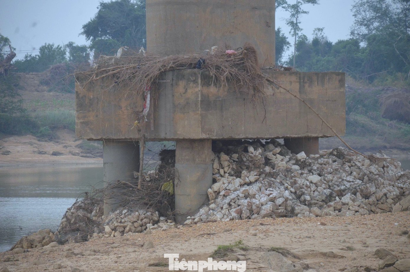 Ghi nhận tại hiện trường, nhiều trụ cầu đã xuất hiện tình trạng lộ móng hoàn toàn, rọ đá bảo vệ quanh chân trụ bị xói lở, trôi dạt về phía hạ lưu. Một số trụ còn lộ rõ lớp bê tông đã được vá sửa, khác màu và độ nhẵn so với phần kết cấu ban đầu.