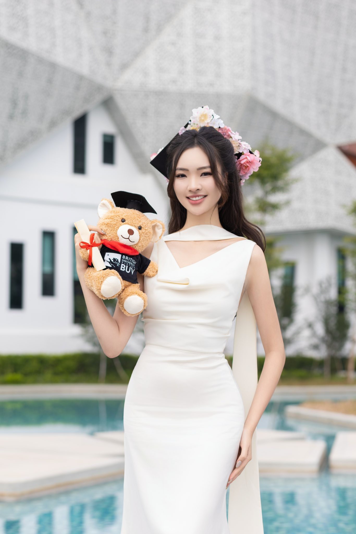 "Với tôi, Miss World Vietnam là cơ hội để biến khát vọng cống hiến thành hiện thực – nơi vẻ đẹp được định nghĩa bằng lòng dũng cảm và sự tử tế", Hồng Duyên bày tỏ.