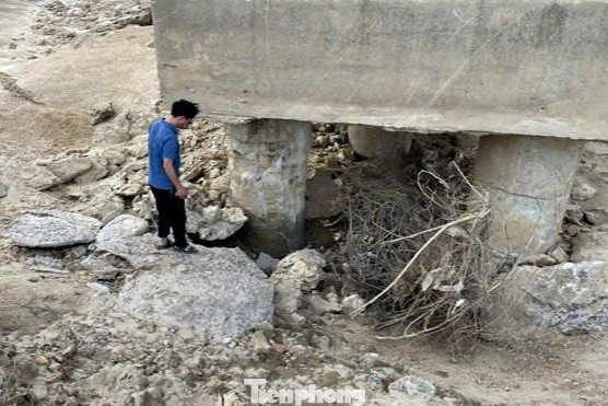 Ông Lợi cho biết thêm, vào năm 2022, các trụ cầu đã được gia cố một lần do bong tróc lớp bê tông, làm lộ phần sắt thép bên trong. Việc gia cố được thực hiện nhằm xử lý tạm thời hiện tượng nứt vỡ và chống nguy cơ ăn mòn của thép. Tuy nhiên, do ảnh hưởng của dòng chảy, mưa lũ và đặc biệt là tình trạng nước cạn kéo dài, các hư hỏng tiếp tục tái diễn.