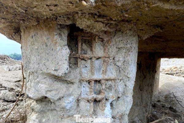 Ông Lợi cho biết thêm, vào năm 2022, các trụ cầu đã được gia cố một lần do bong tróc lớp bê tông, làm lộ phần sắt thép bên trong. Việc gia cố được thực hiện nhằm xử lý tạm thời hiện tượng nứt vỡ và chống nguy cơ ăn mòn của thép. Tuy nhiên, do ảnh hưởng của dòng chảy, mưa lũ và đặc biệt là tình trạng nước cạn kéo dài, các hư hỏng tiếp tục tái diễn.