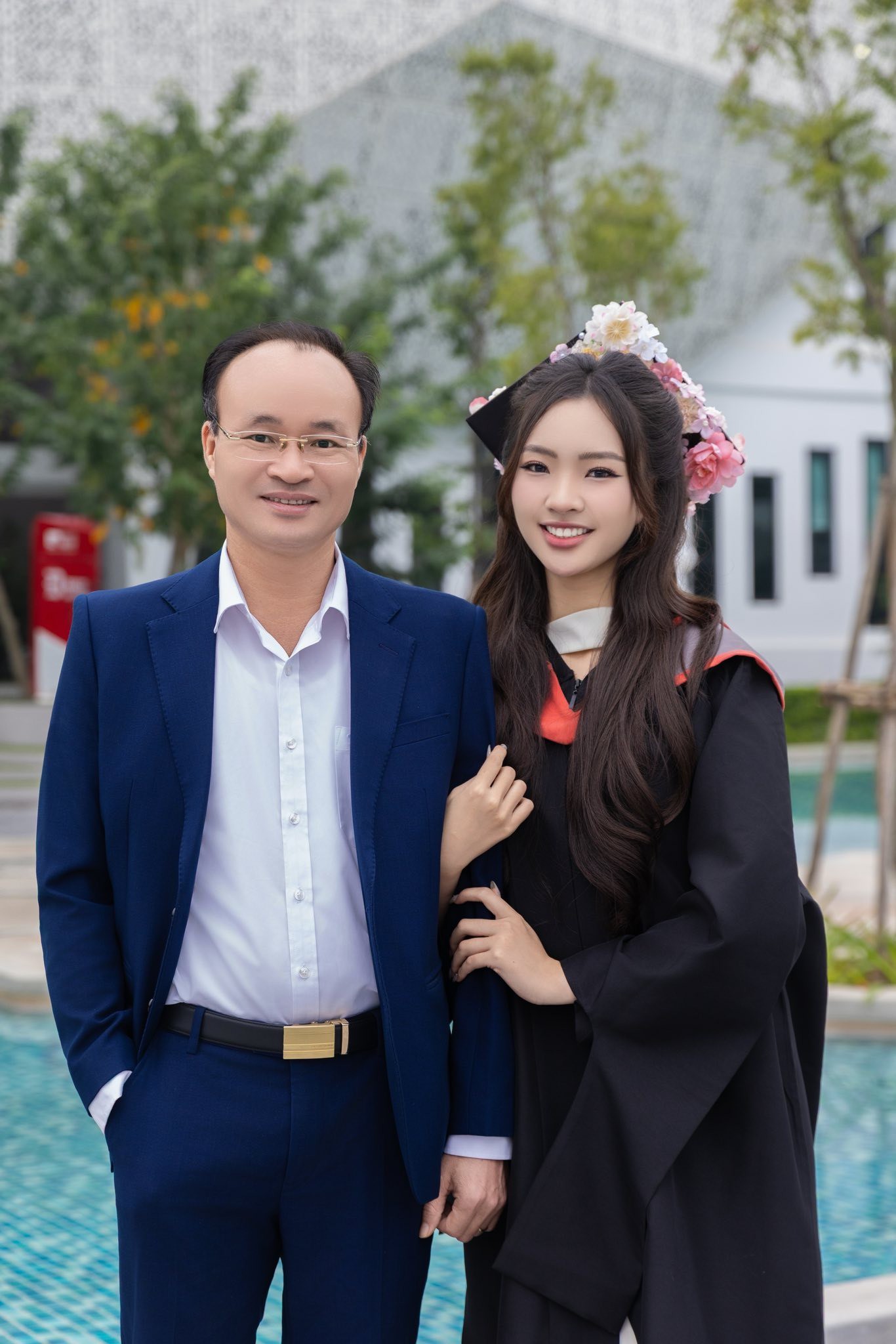 Trên trang cá nhân, Hồng Duyên mới chia sẻ bộ ảnh tốt nghiệp có sự xuất hiện của bố mẹ và em trai. Hồng Duyên có khả năng giao tiếp trôi chảy bằng tiếng Anh. Ngoài ra cô có khả năng nói tiếng Trung.&nbsp;