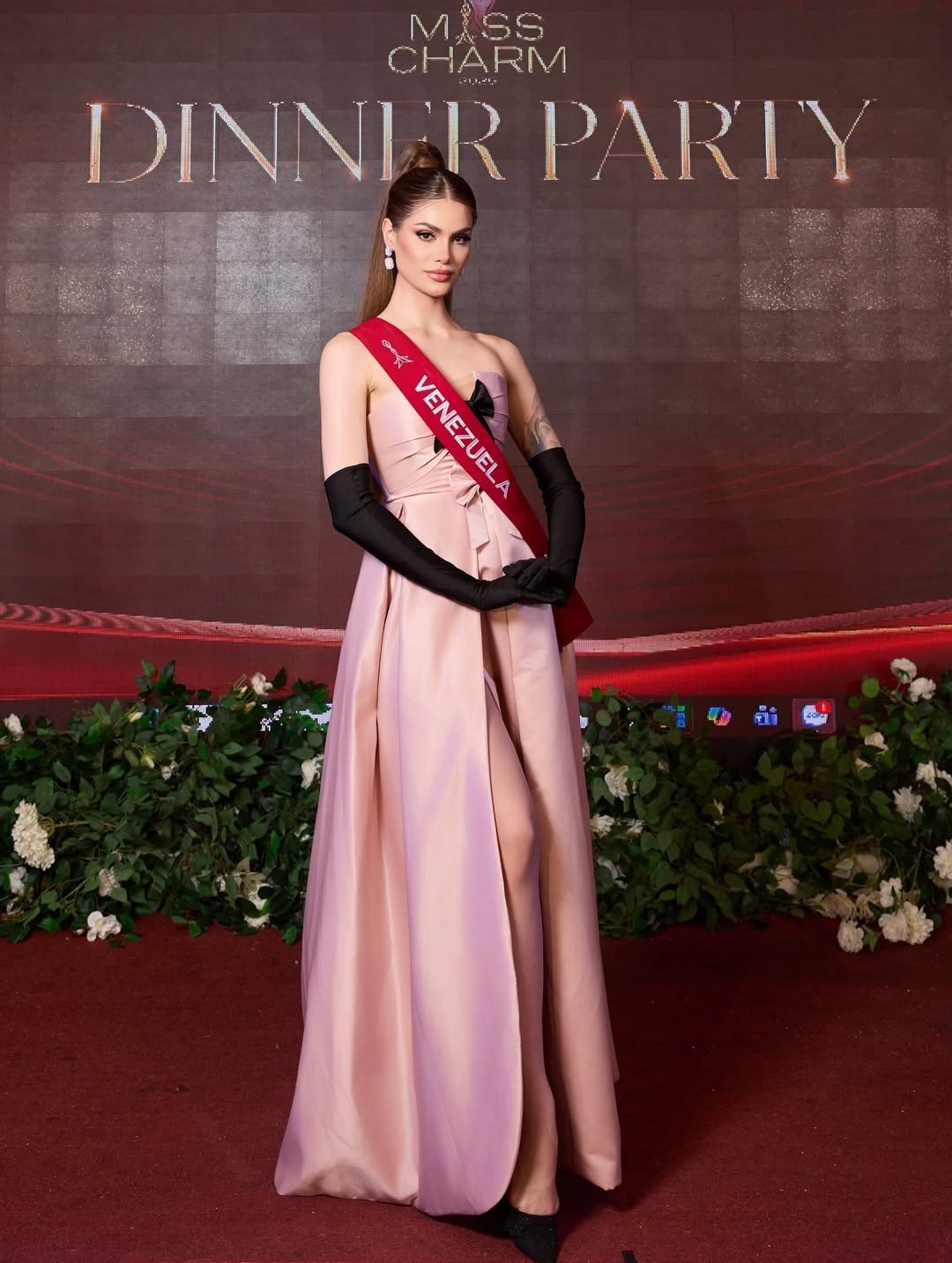 Anna chơi thành thạo các nhạc cụ như guitar, piano và đang thực hiện sản xuất album đầu tay của mình.