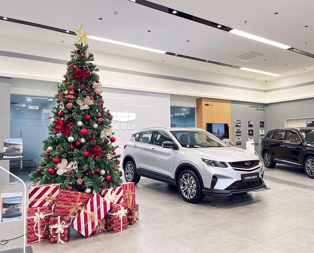 Với mẫu Geely Coolray, khách hàng sẽ được hỗ trợ 50% lệ phí trước bạ và tặng 01 năm bảo hiểm vật chất. Ưu đãi này sẽ giúp giảm đáng kể chi phí lăn bánh.