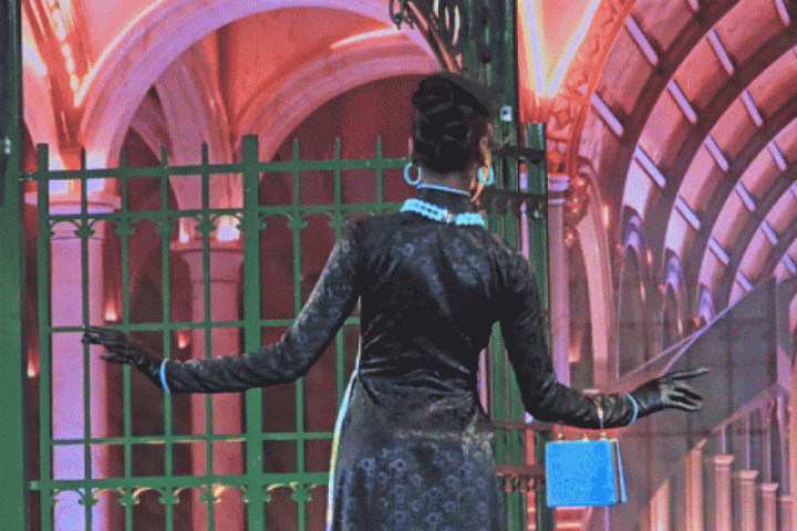 Cú xoay &quot;Barbie trong hộp nhạc&quot; giúp Miss Cosmo Bahamas lọt Top 5 Best in Ao Dai