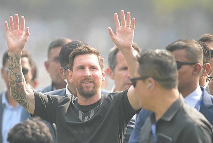 Messi xuất hiện tại sân Yuva Bharati, nhưng xoay quanh bởi đội ngũ an ninh dày đặc lẫn các quan chức