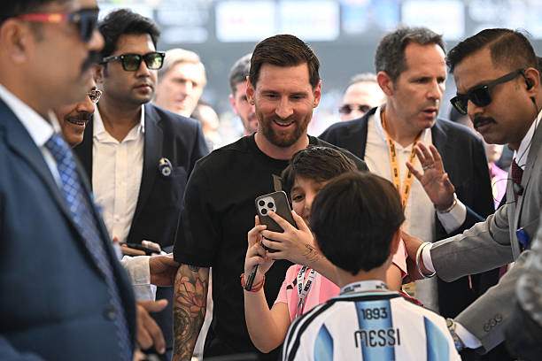 Messi chụp ảnh cùng fan nhí