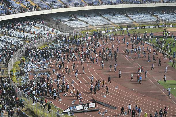 Quang cảnh hỗn loạn trong sân