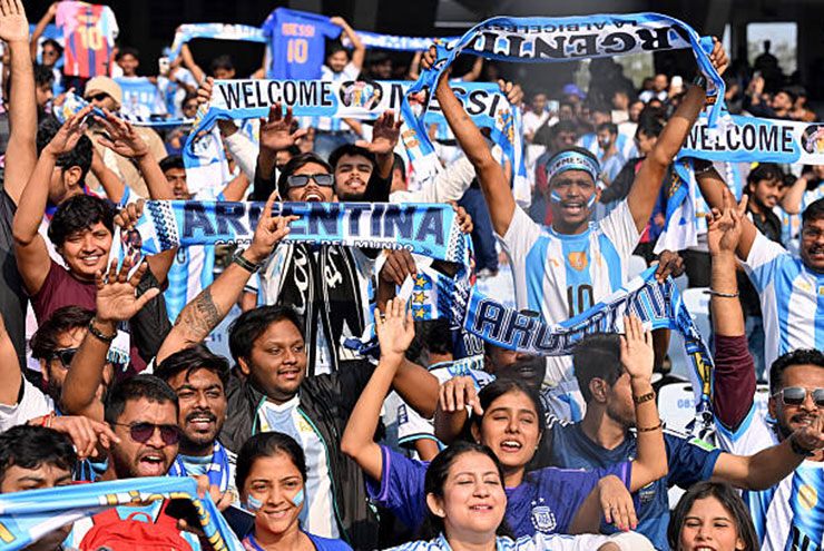 Messi đến rồi đi như cơn gió, fan Ấn Độ nổi giận gây bạo loạn trong SVĐ - 9
