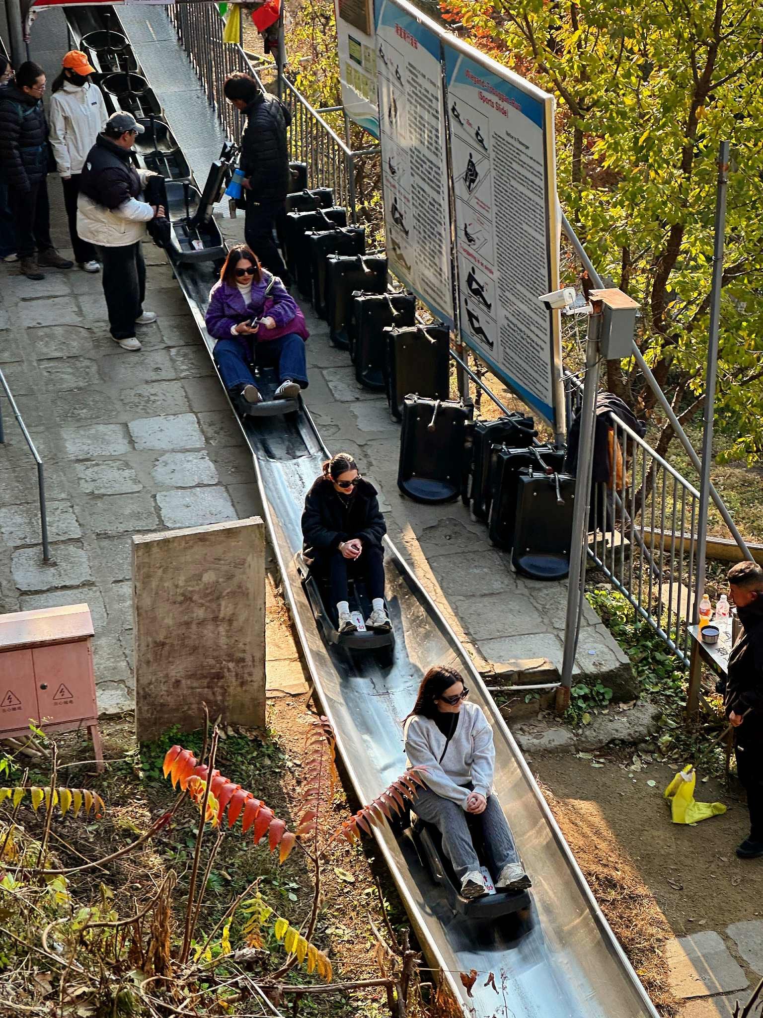 Du khách có thể phải xếp hàng chờ trượt khá lâu nếu ghé thăm vào mùa/khung giờ cao điểm