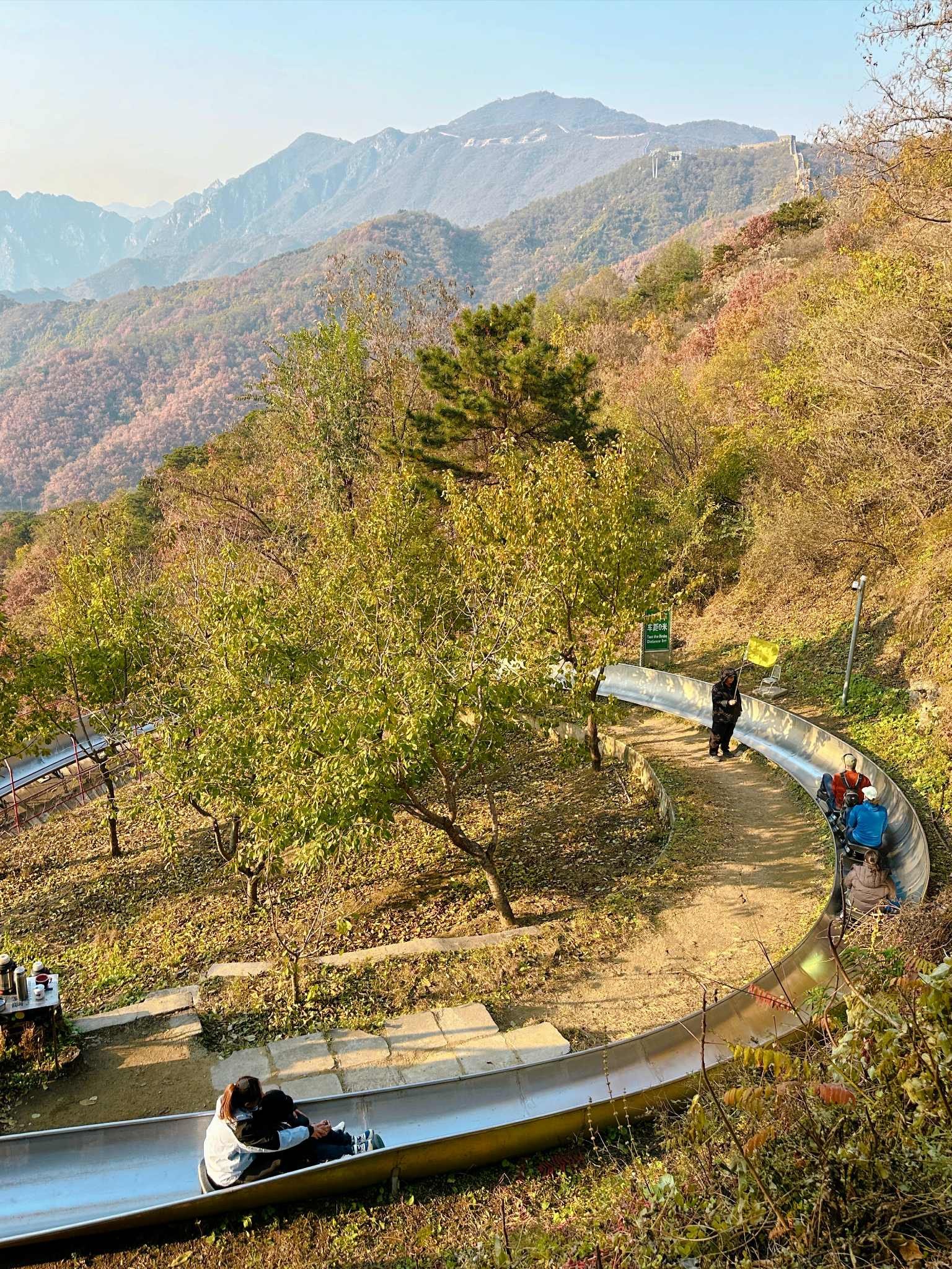 Du khách có thể phải xếp hàng chờ trượt khá lâu nếu ghé thăm vào mùa/khung giờ cao điểm