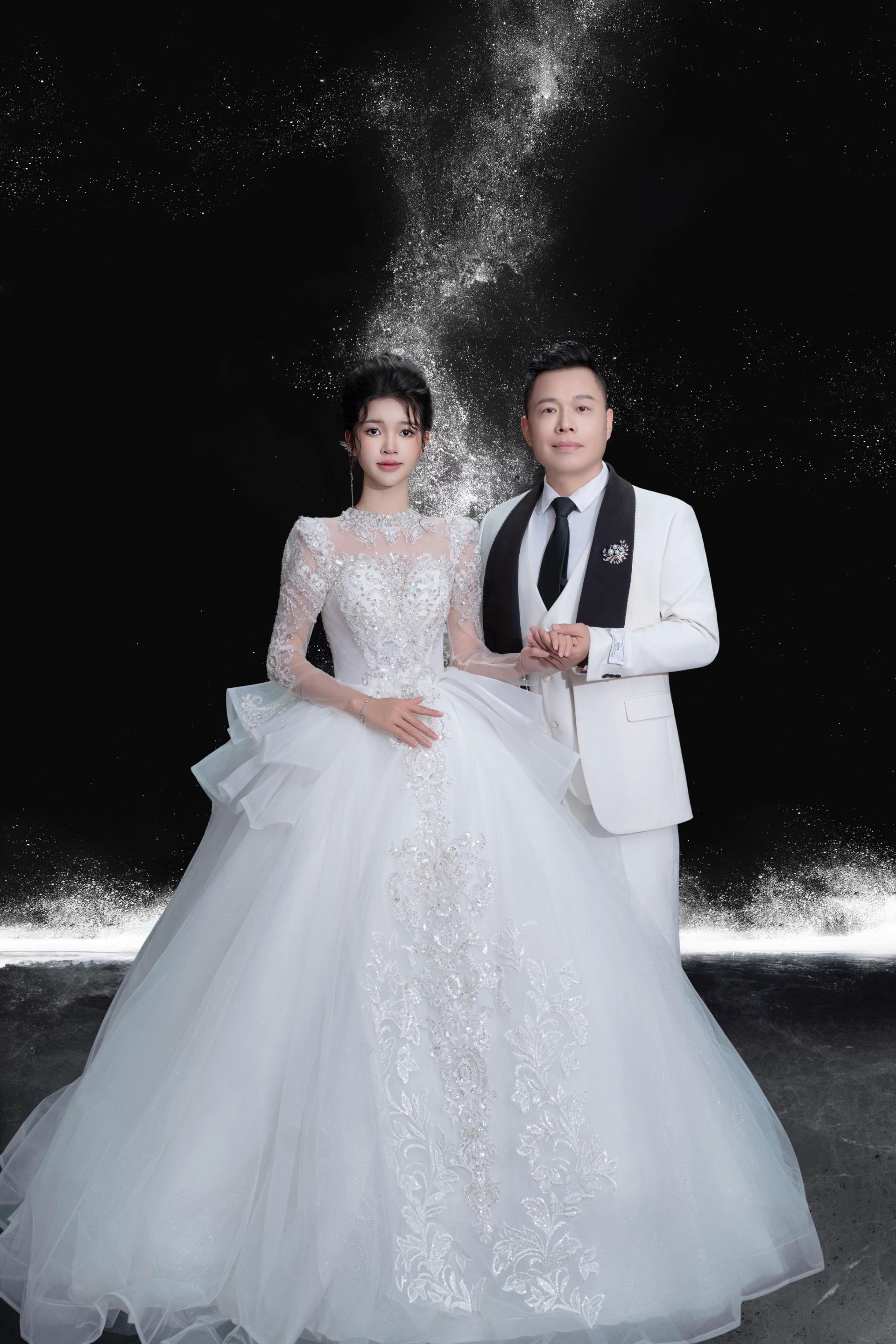 Tôn Bằng khiến mạng xã hội xôn xao khi đăng tải loạt ảnh chụp cưới cùng bạn gái trên trang TikTok cá nhân.