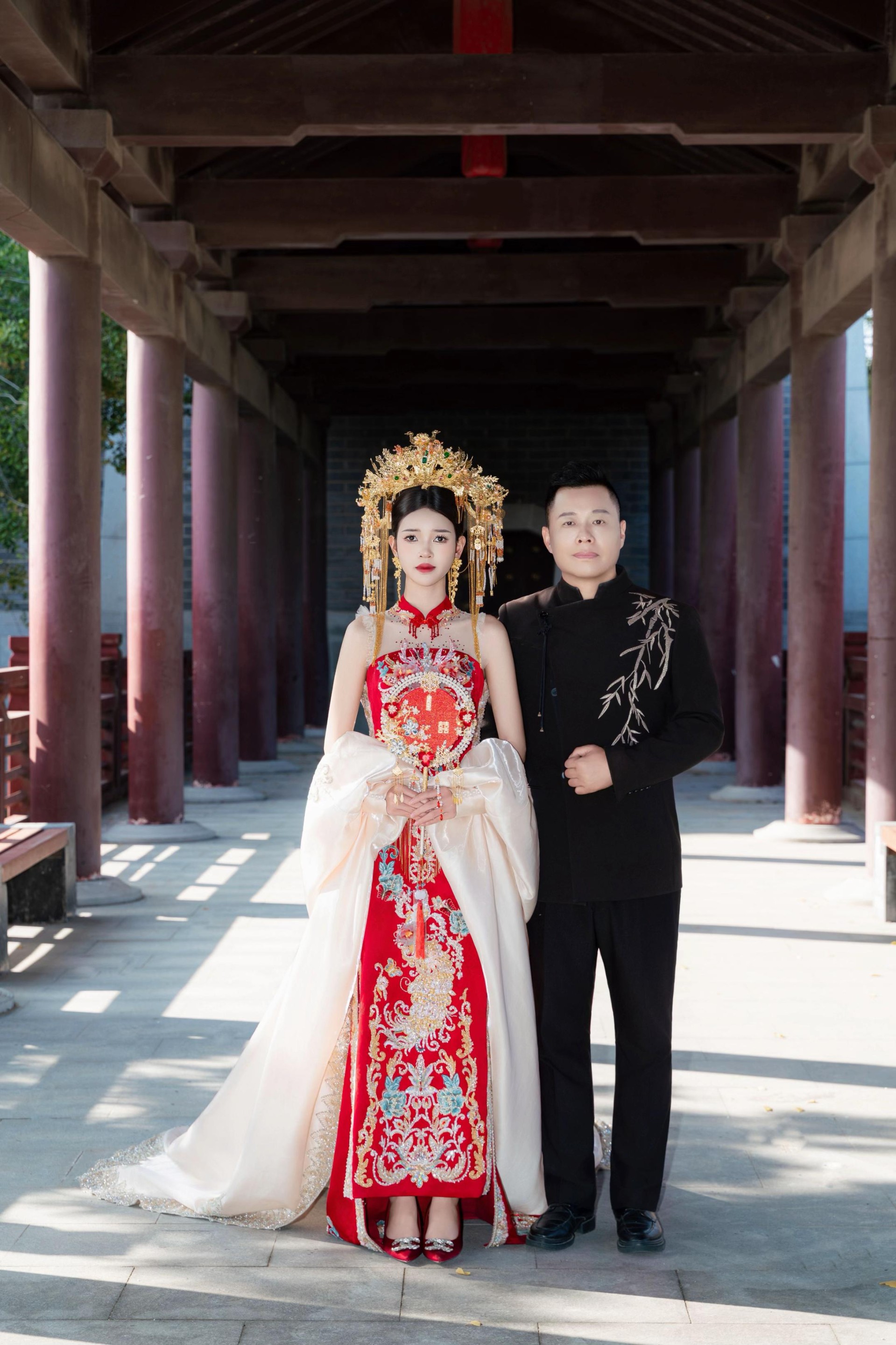 Tôn Bằng khiến mạng xã hội xôn xao khi đăng tải loạt ảnh chụp cưới cùng bạn gái trên trang TikTok cá nhân.