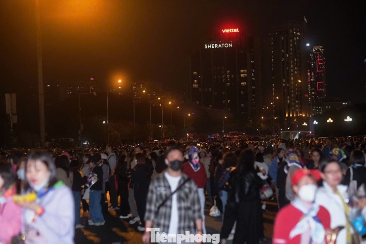 Concert See the light của Mỹ Tâm được tổ chức tối 13/12 tại sân vận động Mỹ Đình, Hà Nội. Theo thông tin từ ban tổ chức (BTC), đêm nhạc thu hút khoảng 40.000 khán giả.