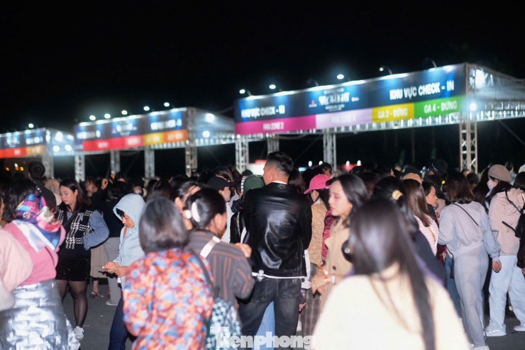 Đông nghịt người đổ về Mỹ Đình trong mưa rét - 3