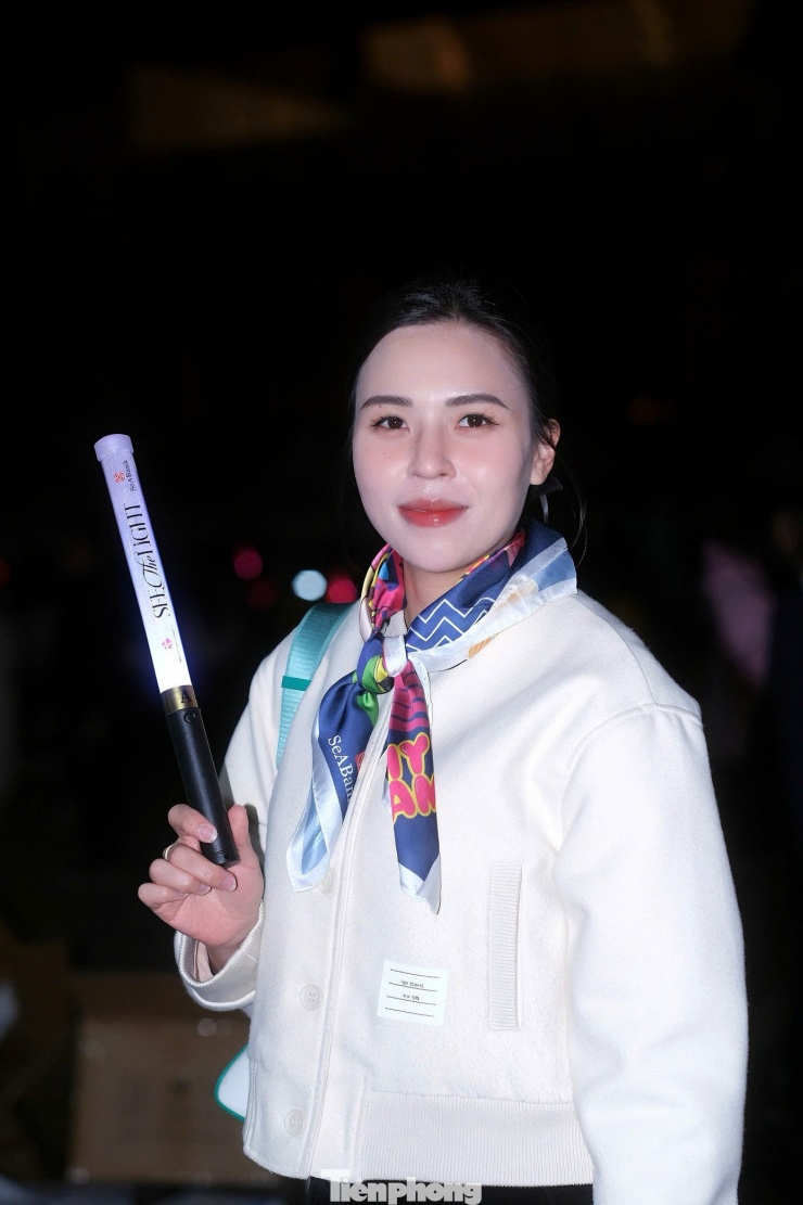 Khán giả hào hứng khoe lightstick, khăn quàng đặc biệt của đêm diễn. Theo chia sẻ từ ê-kíp, See the light sẽ là liveshow cá nhân có quy mô lớn nhất Việt Nam. Hệ thống màn hình LED có diện tích lên đến 1.650m², giúp khán giả có thể theo dõi trọn vẹn các tiết mục ở bất kỳ vị trí nào. Sân khấu đêm nhạc của Mỹ Tâm được thiết kế với chiều rộng hơn 75m cùng sàn catwalk dài hơn 40m, giúp tăng không gian trình diễn của nghệ sĩ, ban nhạc và vũ công, góp phần tạo nên những màn trình diễn sống động.