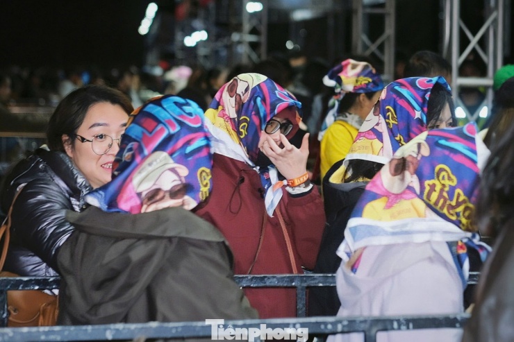 Sát giờ diễn, Hà Nội mưa trở lại. Khán giả Thủ đô có thể phải thưởng thức đêm nhạc của Mỹ Tâm dưới trời mưa giá rét đầu mùa ở Hà Nội. Tuy vậy, nhiều khán giả vẫn bày tỏ sự hào hứng khi lần đầu được nghe thần tượng hát.