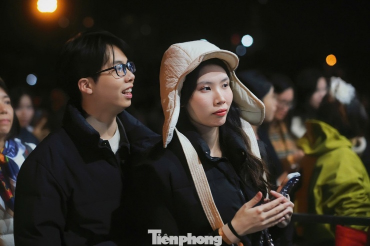 Trước diễn biến thời tiết thất thường, Mỹ Tâm viết: “Cầu xin ơn trên cho khán giả của con đến xem show về sẽ không bị cảm lạnh”.