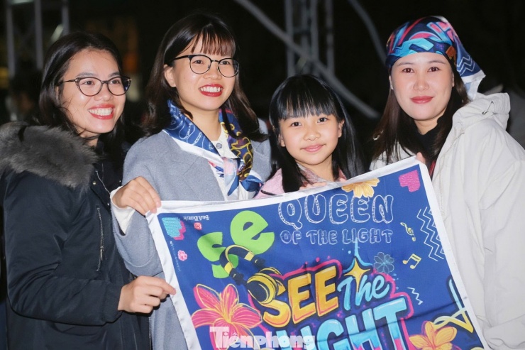 Giá vé thị trường chợ đen cũng sôi nổi không kém. Các hạng vé vẫn được rao bán, giảm giá mạnh.