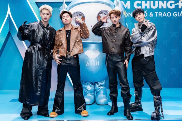 Xuất hiện trên thảm xanh đêm chung kết Anh trai say hi mùa 2, Buitruonglinh, Mason Nguyễn và CongB và Hải Nam (từ trái sang) lựa chọn trang phục da tối màu, phom dáng mạnh, mang tinh thần trình diễn. Trong số đó, Buitruonglinh, Mason và CongB nằm trong nhóm bình chọn cao nhất của khán giả, khả năng thắng giải quán quân mùa 2. Hải Nam cũng đang cạnh tranh suất vào top 5 nhưng có lượt bình chọn thấp hơn đáng kể.