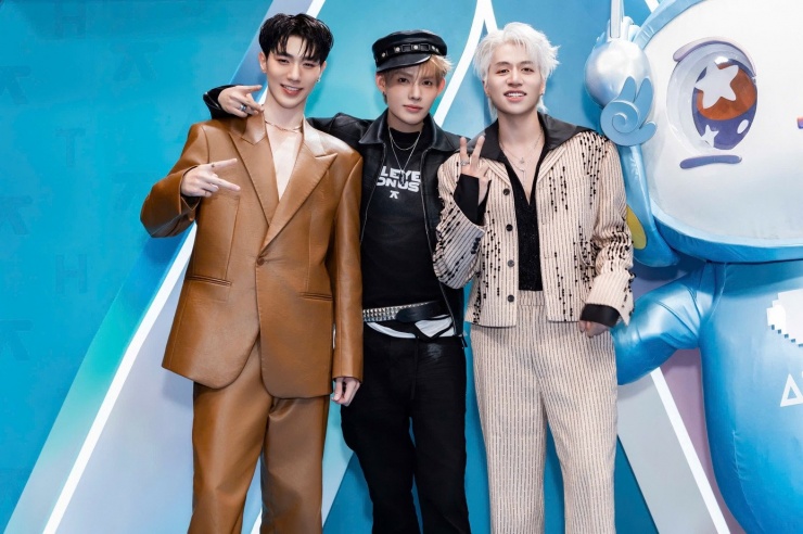 Lohan, Dillan Hoàng Phan và Bùi Duy Ngọc xuất hiện với phong cách khác biệt. Lohan mang đến hình ảnh chỉn chu, hiện đại với vest chất liệu da. Dillan dự thảm xanh với tinh thần hip hop Y2K, trong khi Bùi Duy Ngọc nổi bật với tóc sáng màu.