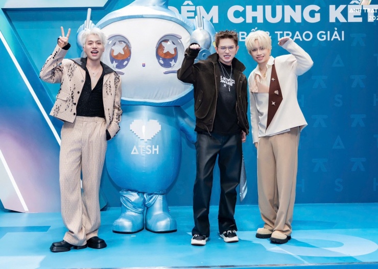 Xuất hiện trên thảm xanh cùng Duy Ngọc và Rin Lee, B Ray (giữa) cá tính với phong cách đường phố. Trong nhóm trên, B Ray là cái tên có lợi thế lớn nhất về bình chọn. Trước khi số vote bị ẩn, anh nằm trong top 5 dẫn đầu, thậm chí bỏ xa nhiều anh trai. Ryn Lee không có lợi thế về lượt vote nhưng được đánh giá cao ở sự thay đổi và màu sắc cá nhân.