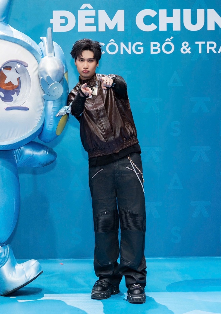 RiO lựa chọn trang phục tối giản, tập trung vào phom dáng và phụ kiện. Nhìn lại hành trình Anh trai say hi mùa 2, nam rapper có màu sắc riêng, khiến nhiều người tiếc nuối khi bị loại sau Live stage 4.