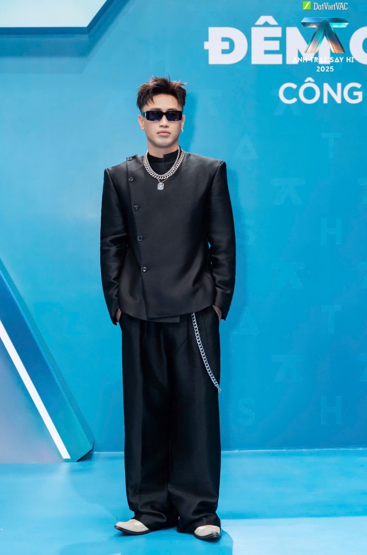 Hustlang Robber - đương kim quán quân Rap Việt - xuất hiện với phong cách độc đáo. Nam rapper thuộc nhóm nghệ sĩ nổi bật nhất Anh trai say hi mùa 2, nhờ khả năng thích nghi, làm tốt nhiều thử thách ngoài rap.