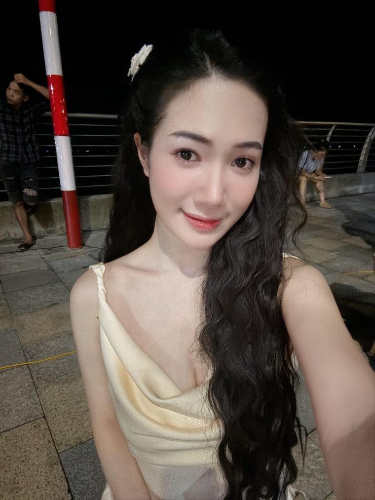 Đóng phim khi vẫn còn là sinh viên trường ĐH Sân khấu &amp; Điện ảnh, Thanh Huế chủ yếu đóng vai phụ trong các dự án phim dài hơi trên VTV.&nbsp;